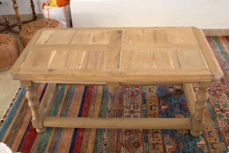 Comment décaper une table en placage ?